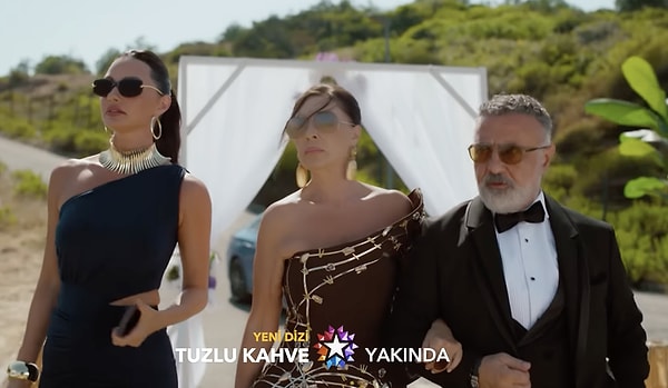 “Tuzlu Kahve”nin en çok dikkat çeken taraflarından biri, Türk sinema ve televizyon dünyasının farklı kuşaklarından pek çok tanınmış ismi aynı projede buluşturması oldu.