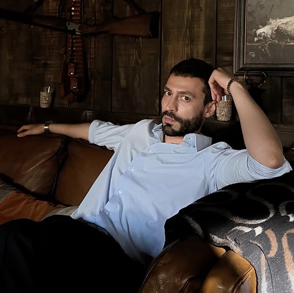 Ekin Koç, yıllar içerisinde seçtiği birbirinden farklı rollerle ekranların en sevilen oyuncularından birine dönüştü.