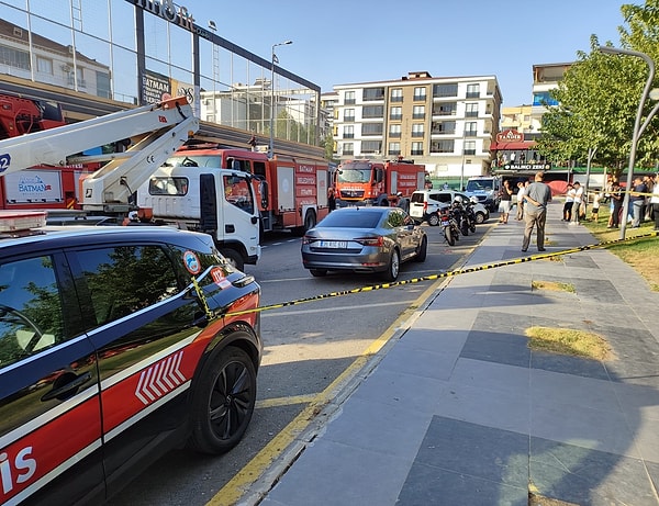 Salonda çıkan yangında 2 ölü, 1'i ağır 10 yaralı var.