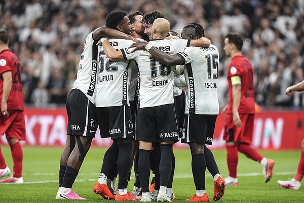 Beşiktaş ilk yarıda rahat bir oyunla skoru buldu.