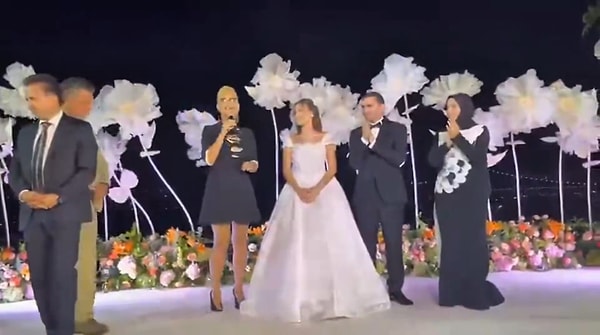 30 Ağustos'ta Cemile Sultan Korusu, siyaset, sanat ve sağlık camiasını bir araya getiren gösterişli bir nikah törenine ev sahipliği yaptı.