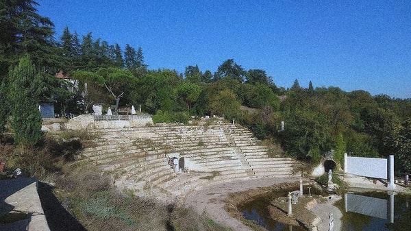 Taşları eskitip Roma dönemi kalıntısı gibi gösterdi