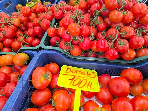 Greenpeace Türkiye, "İçinde Ne Var?" kampanyası kapsamında İstanbul'da 5 market zincirinden alınan 20 domates örneğinin 3'ünde mevzuata aykırı pestisit kullanımı tespit edildiğini bildirdi.