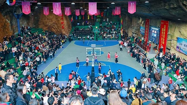 Köylüler Mağara Tabanını Sekiz Metre Yükselterek Dev Bir Spor Kompleksi İnşa Etti