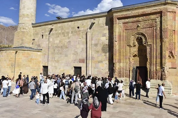 Sivas'taki Divriği Ulu Cami'de 'namaz kılan adam' silüeti meydana geliyor.