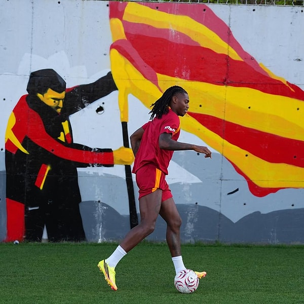 Kemerburgaz Metin Oktay Tesisleri’nde dinamik ısınmayla başlayan idman, iki grup halinde 8’e 2 pas çalışmasıyla devam etti.