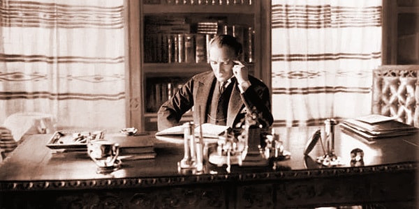 8. Hayatı boyunca binlerce kitap okuyan Atatürk'ün en sevdiği ve yanından ayırmadığı kitap hangisidir?
