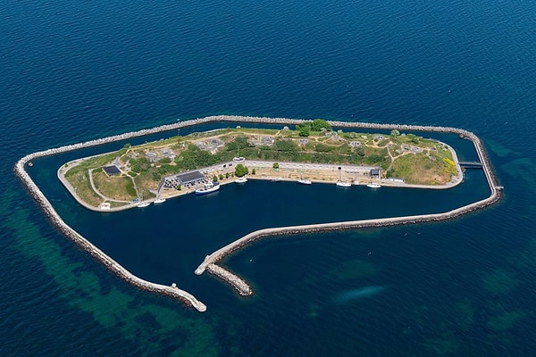 Eski cephaneliklerin yanında marina ve helikopter pisti bulunuyor