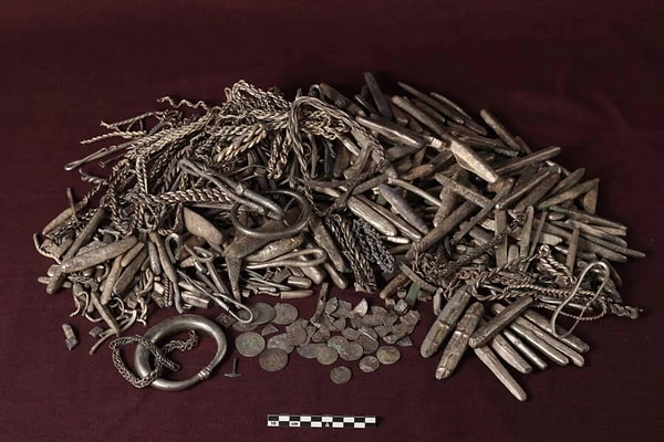Danimarka'da bulunan en büyük Viking hazinesi, bir evin bahçesinde ortaya çıktı.