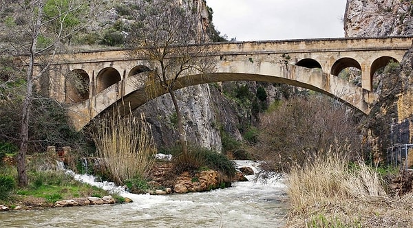 Ekonomisi tarım, hayvancılık, badem ve zeytinyağı üretimi ile ormancılığa dayanan köyde, acil iş gücü ihtiyacı duyulan alanlar ise şu şekilde öne çıkıyor: