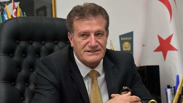 Görevden alma kararının siyasi bir adım olmadığını vurgulayan Üstel, Erhan Arıklı ile dört buçuk yıldır başarılı projeler yürüttüklerini hatırlattı.