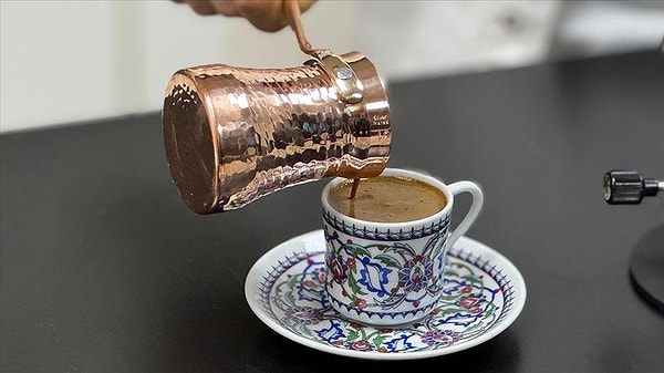 İstanbul’da kahvenin yanında sohbet, tarih ve bol bol ikram geliyor.