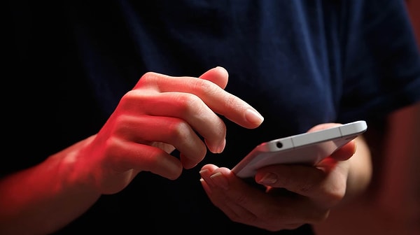 Kolay sıkılanlar sohbet sırasında telefonuna daha sık yöneliyor