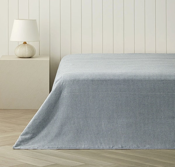 English Home tek kişilik pamuklu desenli pike 400,00 TL yerine net 250,00 TL!