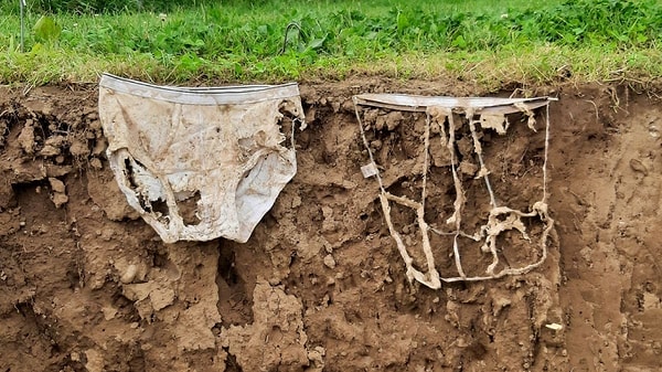 Toprağa gömüldükten iki ay sonra çıkarılan çamaşırların bir kısmı tamamen ayrışıp dikişlerinden ibaret bir iskelete dönüşürken, bir kısmının ise neredeyse hiç bozulmadığı görüldü.