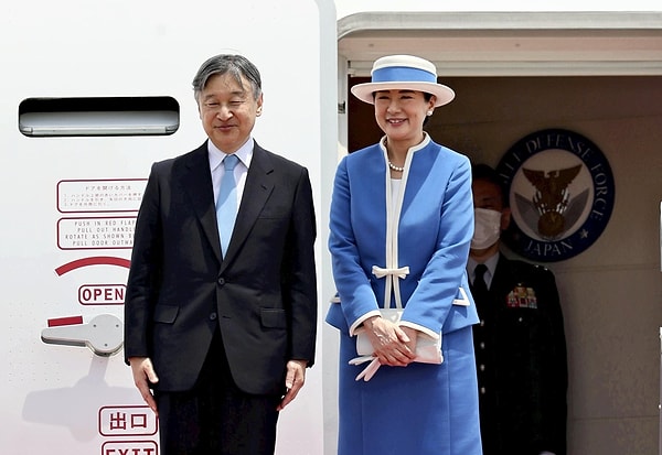 Dünyanın en güçlü pasaportlarından birine sahip olan Japonya'da, ülkenin en tepe ismi için kurallar farklı işliyor.