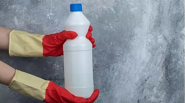 Çamaşır suyu, özellikle uygun yüzeylerde dezenfeksiyon amacıyla kullanılıyor.
