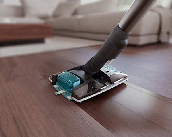 Philips Stick Aqua 8000, süpürme ve silme işini tek adımda kolaylaştırıyor.