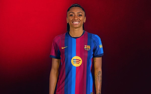 Barcelona taraftarı Ciutat Esportiva Joan Gamper antrenman tesislerinde Raphinha'yı bekliyordu.