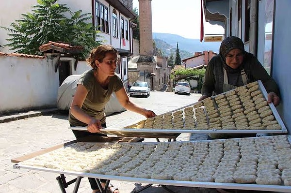 Yörede Farklı Tarhana Çeşitlerinin Yapımı da Sürdürülüyor
