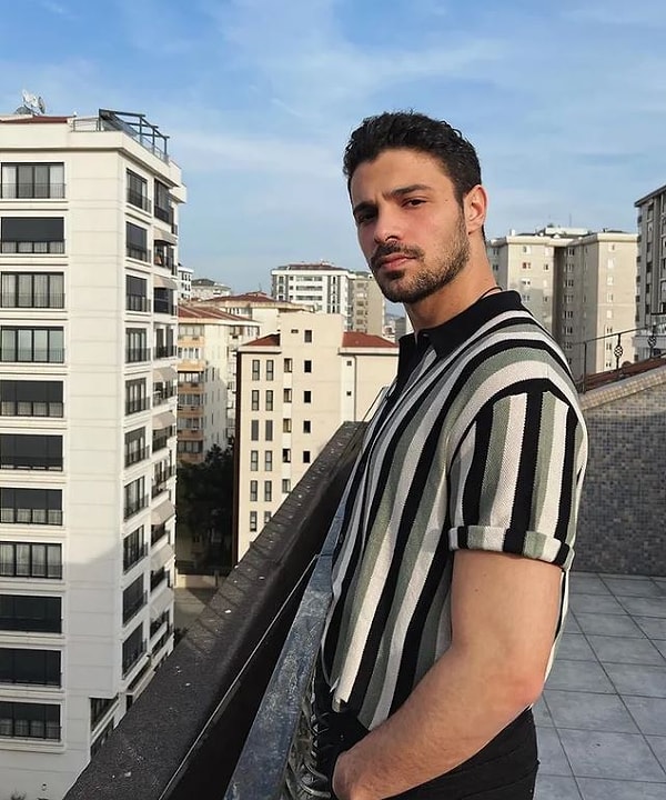 Son yılların en dikkat çeken genç oyuncularından biri olan Halit Özgür Sarı, birbirinden farklı karakterlerle hızlı bir kariyer yükselişi yakaladı.