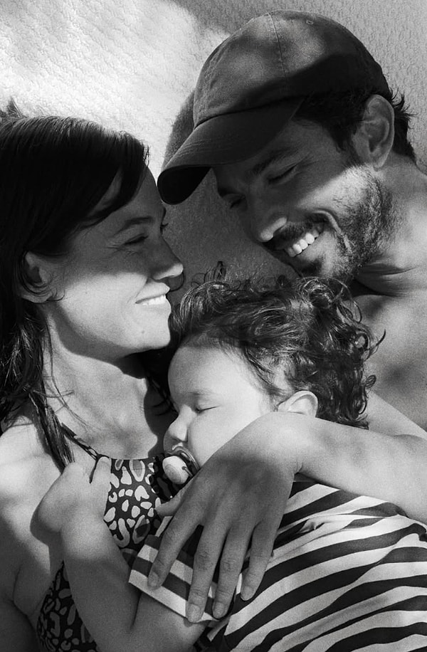 Pınar Deniz, Kaan Yıldırım’la Roma’da evlendi; kısa süre sonra oğulları Fikret Hakan’ı kucağına aldı.
