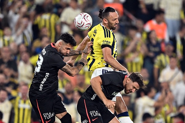Saniyeler içinde iki kalede de gol pozisyonları yaşandı.