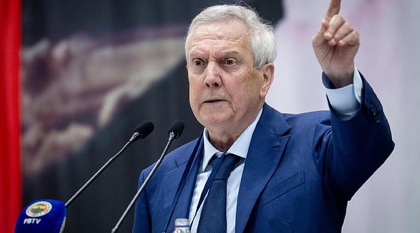 Maç sonu açıklamalar art arda gelirken Fenerbahçe Başkanı Aziz Yıldırım ise hakemlere ateş püskürdü.