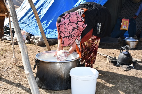Sabahın ilk ışıklarıyla, hatta henüz güneş doğmadan başlayan hummalı çalışmada kadınlar, süzdükleri sütleri keçi postlarına doldurarak saatlerce çalkalıyor.