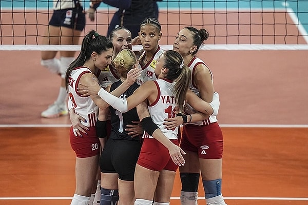 Ne maçtı ama! Filenin Sultanları bir kez daha hepimizi ekran başında hop oturtup hop kaldırdı, sonunda da Avrupa'nın en büyüğü oldu!