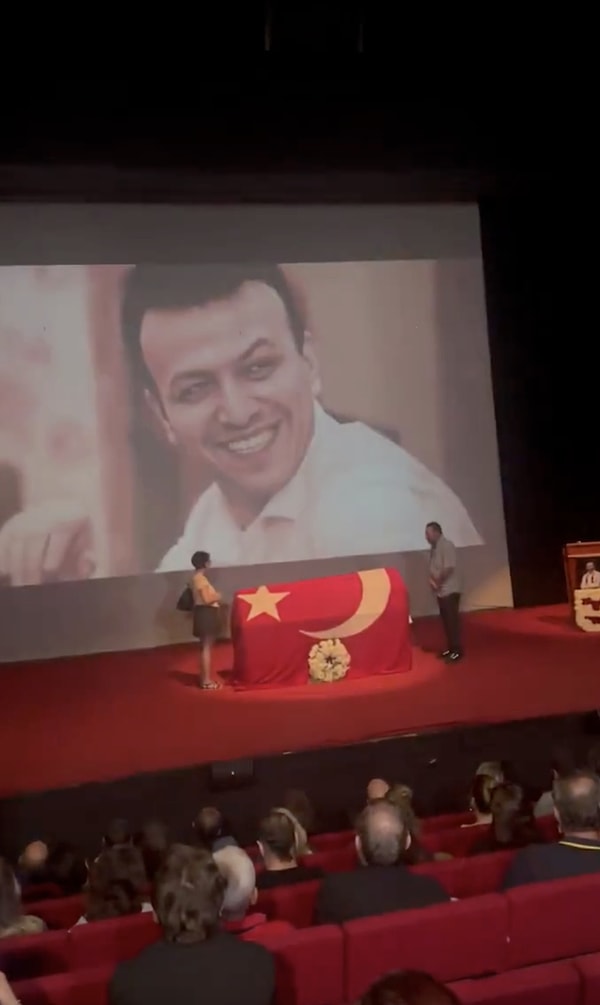Türk tiyatro, dizi ve sinema dünyasının sevilen isimlerinden Serhat Kılıç, saat 12.00’de Harbiye Muhsin Ertuğrul Sahnesi’nde düzenlenen törenle son yolculuğuna uğurlandı.
