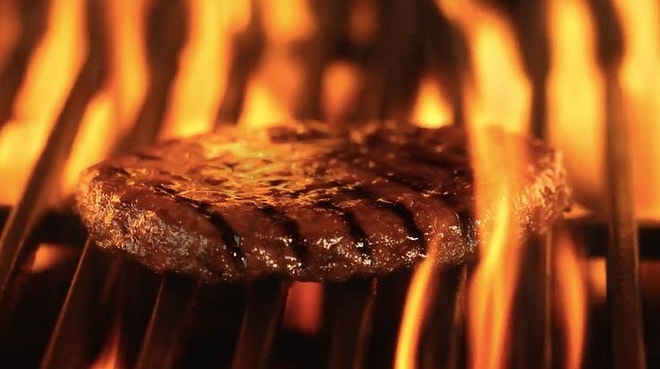 Ne Yağda Yüzsün Ne de Kuru Olsun: Tam Kıvamında Bir Burger Köftesi Nasıl Pişer?