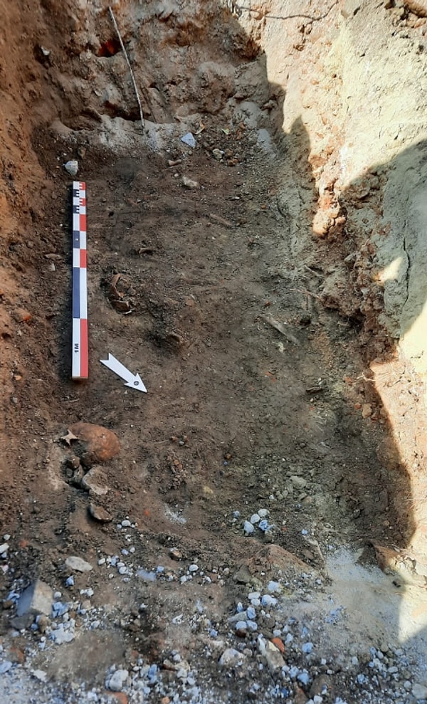 2 metrekarelik alanda 4 mezar ve 20 kişiye ait kemik çıktı.