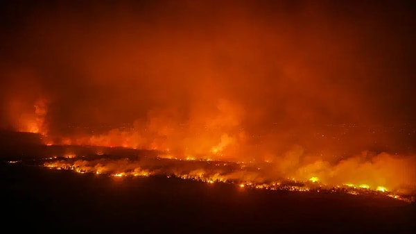 Antalya, Aksu ilçesinde başlayıp kısa sürede Kepez ve Serik'e sıçrayan şiddetli orman yangınlarıyla boğuşuyor.