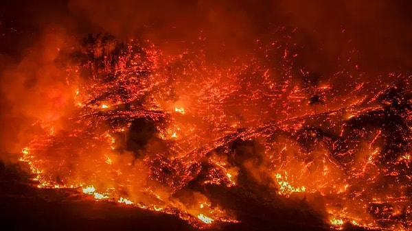 Havanın kararmasıyla birlikte hava araçlarının yangına müdahalesine sabahın ilk ışıklarına kadar ara verilmek zorunda kalındı.