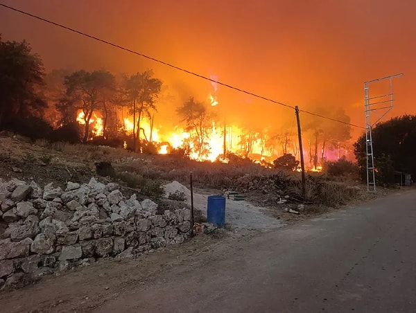 Bölgedeki kriz anını yakından takip eden milletvekilleri ve yerel yöneticiler sahadaki çalışmaları yerinde inceliyor.