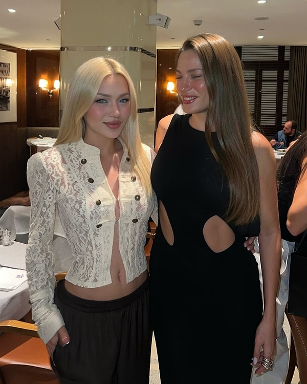 Katıldığı bir etkinlikte bir hayranının fotoğraf isteğini geri çevirmeyen Serenay Sarıkaya, genç kadınla objektif karşısına geçti.