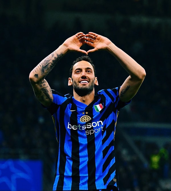 Türkiye’nin dünya futboluna kazandırdığı en önemli isimlerden biri olan Hakan Çalhanoğlu, hem Inter’in hem de A Milli Takım’ın vazgeçilmezleri arasında yer alıyor.