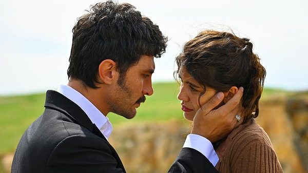 Aybüke Pusat, İlhan Şen ve Biran Damla Yılmaz'ın başrollerde yer aldığı Halef: Köklerin Çağrısı'nın sezon finalinde şoke eden bir başrol ayrılığı yaşandı.
