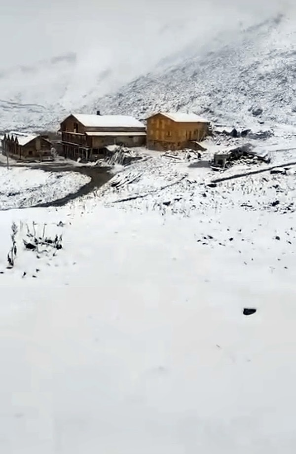İlçeye aniden kar yağdı: Kar boyu aştı!