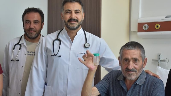 Afyonkarahisar'da 63 yaşındaki bir hastanın yaklaşık 6 aydır devam eden nefes darlığı ve öksürüğünün nedeni, doktorların beklemediği bir şekilde ortaya çıktı.