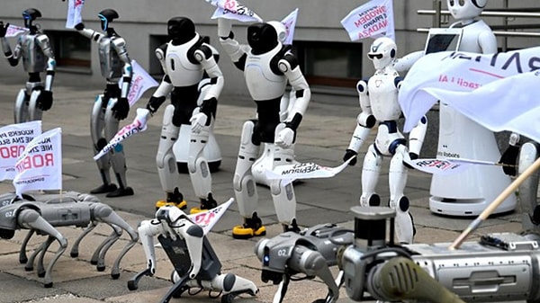 Yapay zekâ ve robot teknolojilerinin iş gücü piyasasındaki etkileri tartışılmaya devam ederken, Polonya’dan dikkat çeken bir protesto geldi.