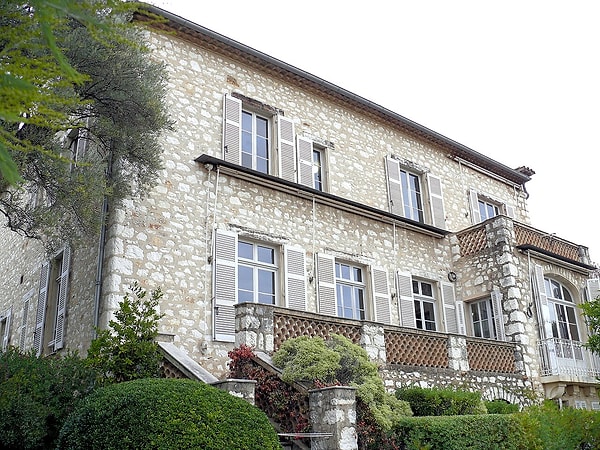 Cagnes-sur-Mer Belediye Başkanı Bryan Masson, müzeye giren iki kişinin dört sanat eserini alıp götürdüğünü açıkladı.