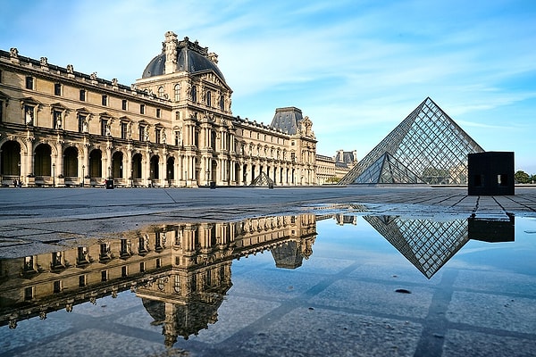 Üstelik Louvre'da sekiz eserin çalındığı o büyük soygunun üzerinden bir yıl bile geçmedi.