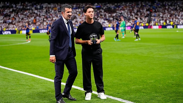 Milli futbolcu Arda Güler, Inter maçı öncesi ödül alırken giydiği kıyafetle İspanya'da "veliaht prens havası"nda tarif edildi.