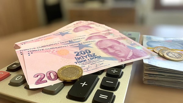 Zirvedeki meslek ise bambaşka: Manikür ve pedikür uzmanlarında aylık kazanç 120 bin TL'yi buluyor.