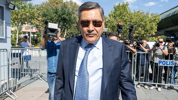 Hülya Gökçek, Almanya'ya giden 4.5 milyon Euro'nun kaynağı olarak düğün takılarını ve iki doğumda hediye edilen altınları gösterdi.