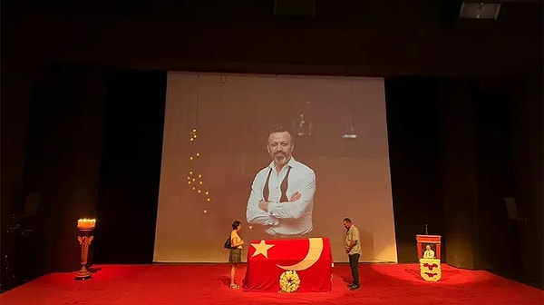 Serhat Kılıç için Harbiye Muhsin Ertuğrul Sahnesi’nde düzenlenen anma töreninde gözyaşları sel oldu.