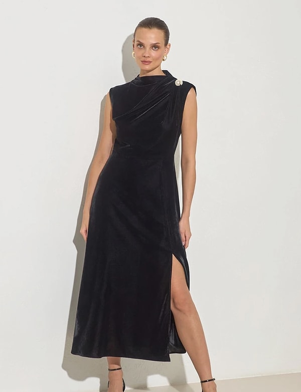 Setre siyah kadife kolsuz elbise sepette %50 net indirimle 4.999,00 TL yerine 2.499,50 TL!