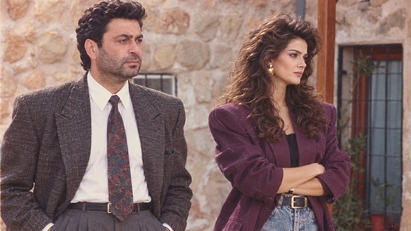Sosyal medyada son dönemde popüler olan 80'ler akımını Türk dizilerine uyarladık. İlk durağımız ise Kanal D'nin fenomen dizisi Uzak Şehir oldu.